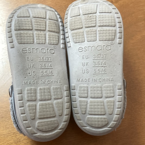 Esmara faux fur unisex grey clogs with strap; size 5.5-6 - preowned - Picture 6 of 6